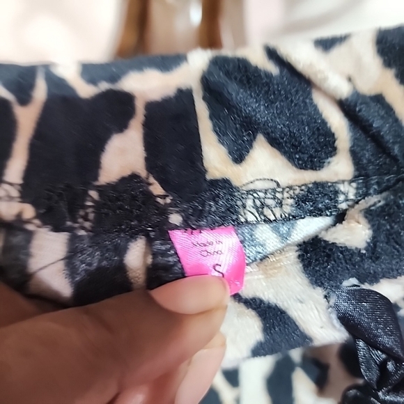 BETSEY JOHNSON Women's Small Leopard Print 2 Piece Pajama Set - Picture 4 of 5